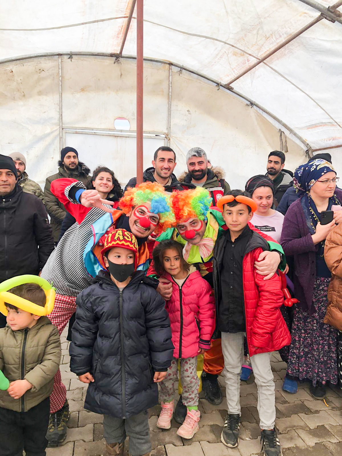Asrın Felaketinin İlk Gününden İtibaren Kırmızı Yeleklilerimizle Depremden Etkilenen Vatandaşlarımızın  Yanındayız.