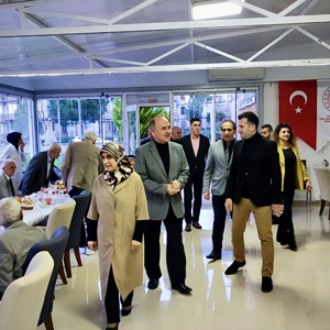 Valimiz Sayın Muammer EROL ve İl Müdürümüz Arif LAÇİN Huzurevi Sakinlerimizle İftarda Bir Araya Geldi - fotoğraf 1