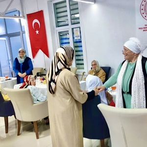 Valimiz Sayın Muammer EROL ve İl Müdürümüz Arif LAÇİN Huzurevi Sakinlerimizle İftarda Bir Araya Geldi - fotoğraf 2