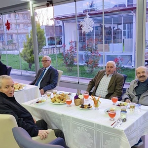 Valimiz Sayın Muammer EROL ve İl Müdürümüz Arif LAÇİN Huzurevi Sakinlerimizle İftarda Bir Araya Geldi - fotoğraf 3