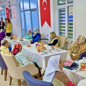 Valimiz Sayın Muammer EROL ve İl Müdürümüz Arif LAÇİN Huzurevi Sakinlerimizle İftarda Bir Araya Geldi - fotoğraf 5