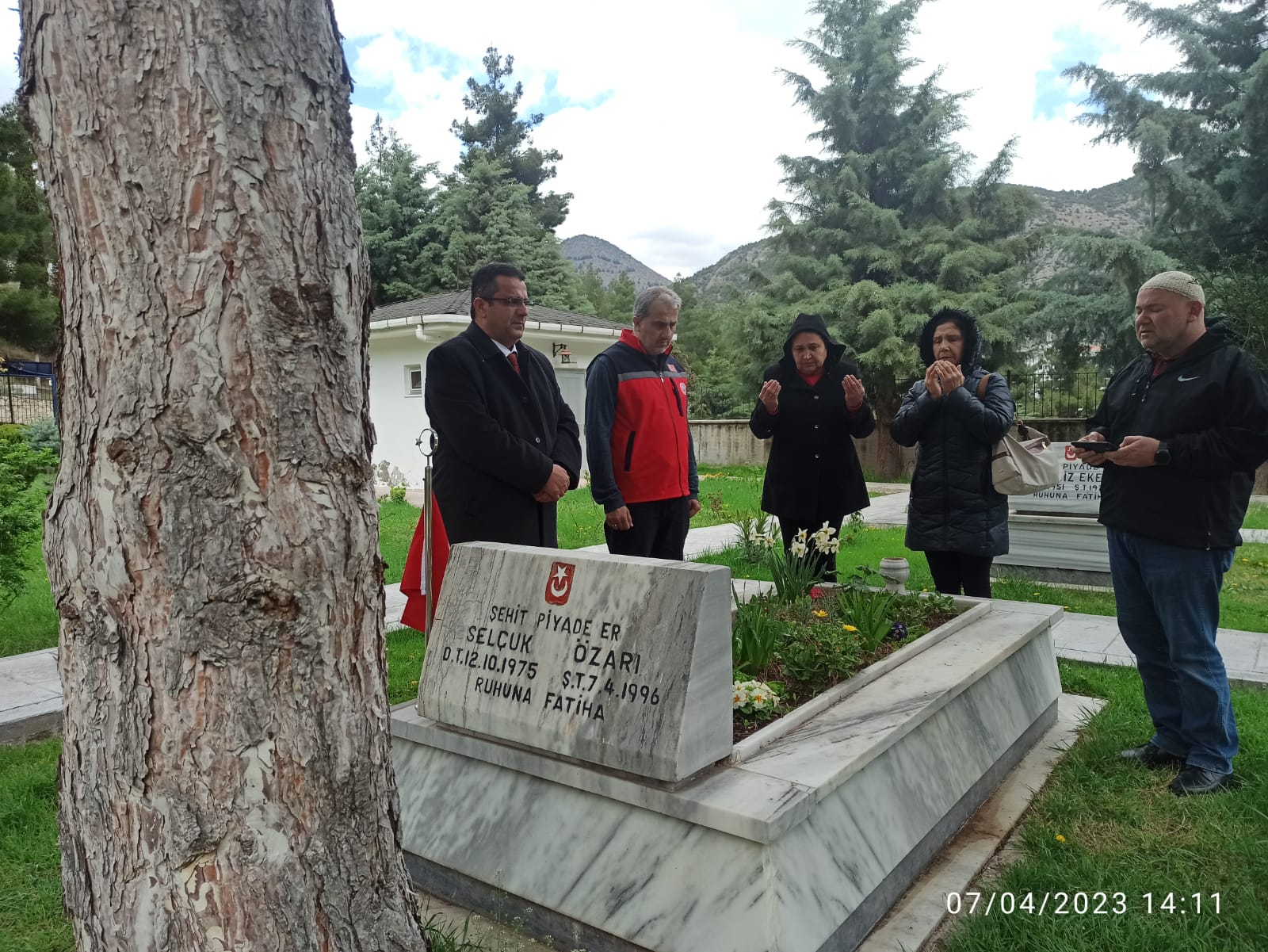 Şehit Piyade Er Selçuk ÖZARI'nın Sene-i devriyesinde kabri başında dualar okuduk.