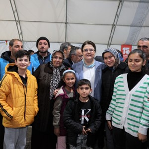 Bakanımız Derya Yanık Kahramanmaraş'ta Depremzedelerle İftarda Bir Araya Geldi - fotoğraf 1