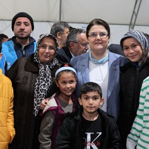 Minister Derya Yanık came together with earthquake survivors at the Iftar dinner in Kahramanmaraş - fotoğraf 1