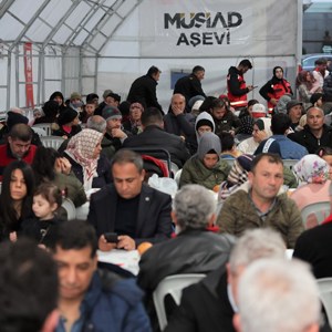 Minister Derya Yanık came together with earthquake survivors at the Iftar dinner in Kahramanmaraş - fotoğraf 4