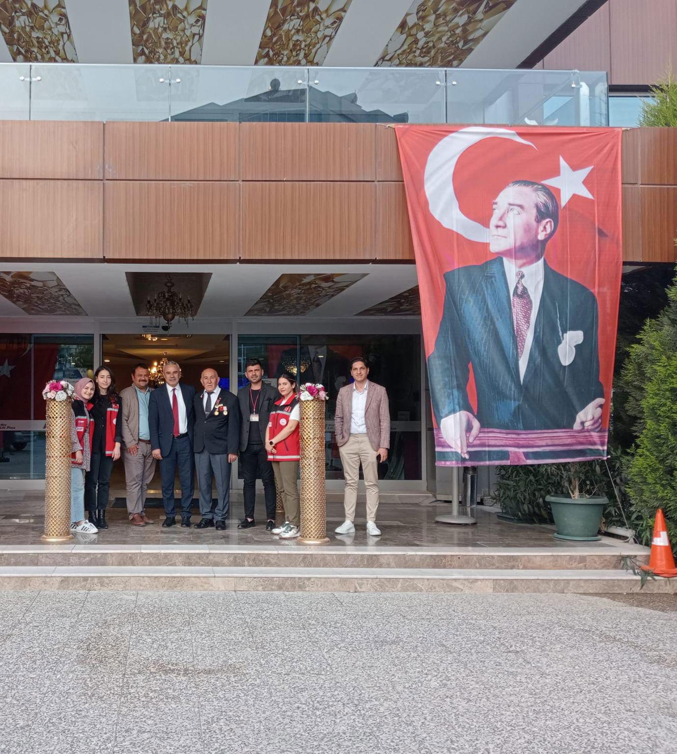 Tarsus Kaymakamlığı tarafından verilen iftar yemeğinde ilçe kaymakamımız, aziz şehitlerimizin aileleri ve kahraman gazilerimiz ile bir araya geldik.  - fotoğraf 2