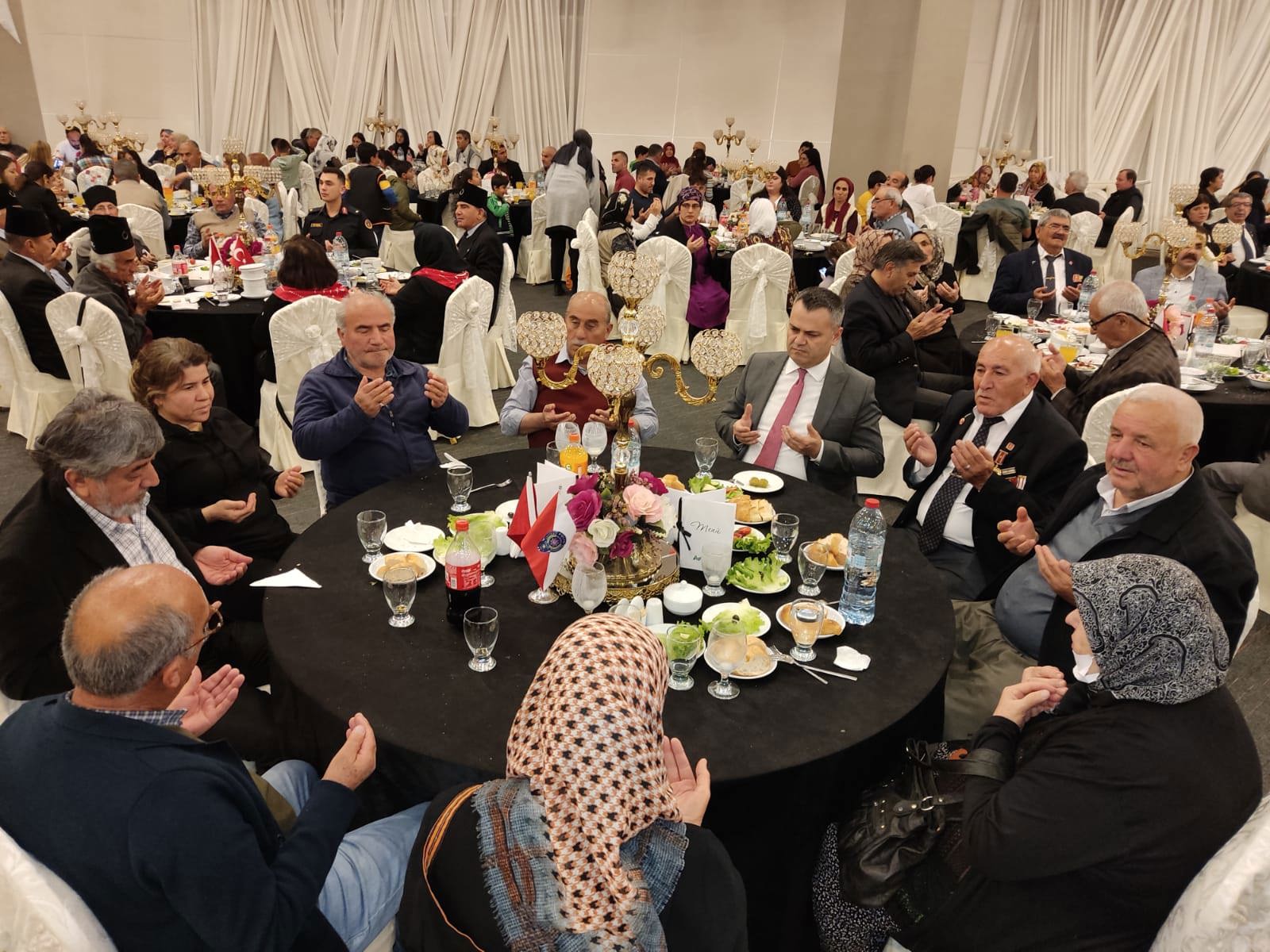 Tarsus Kaymakamlığı tarafından verilen iftar yemeğinde ilçe kaymakamımız, aziz şehitlerimizin aileleri ve kahraman gazilerimiz ile bir araya geldik.  - fotoğraf 1