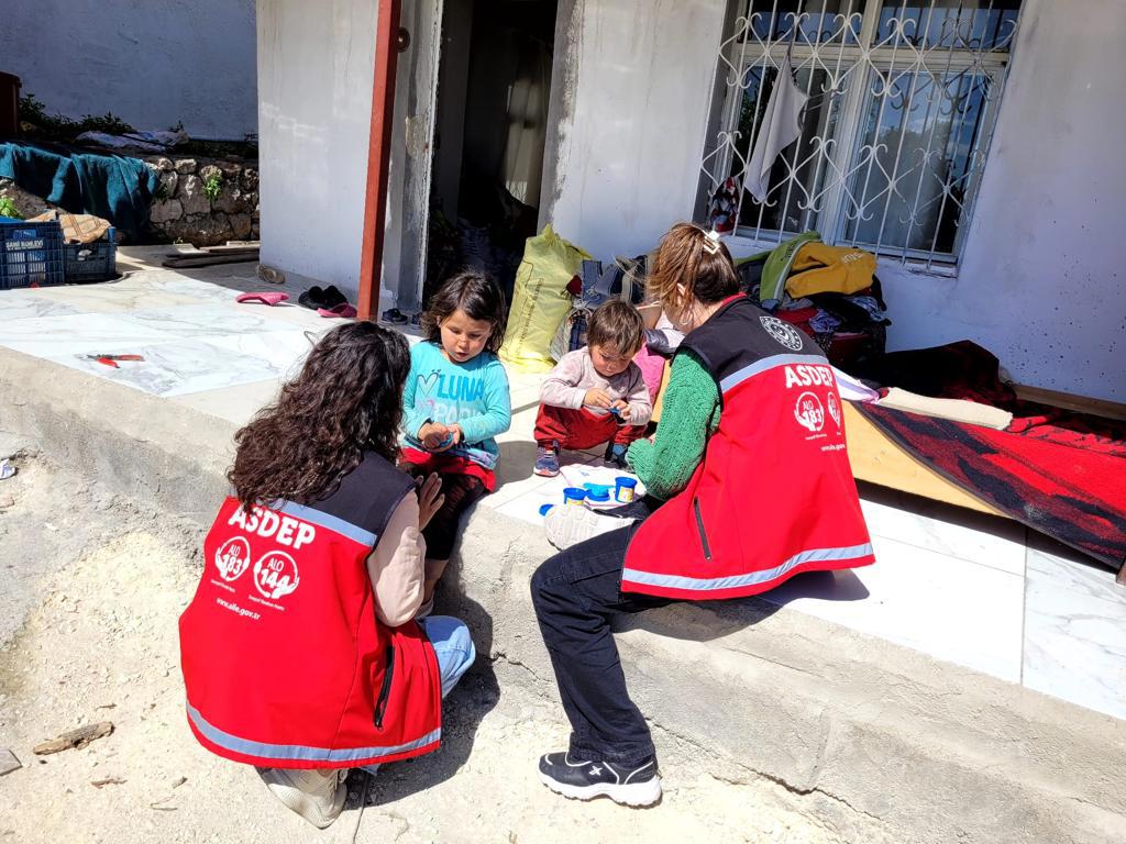 Depremin yaralarını sarmak amacıyla #PsikoSosyalDestek ekiplerimizle geleceğimizin teminatı olan çocuklarımızın bu zorlu süreci daha kolay atlatabilmeleri için tüm gücümüzle ve enerjimizle çalışıyoruz. - fotoğraf 2
