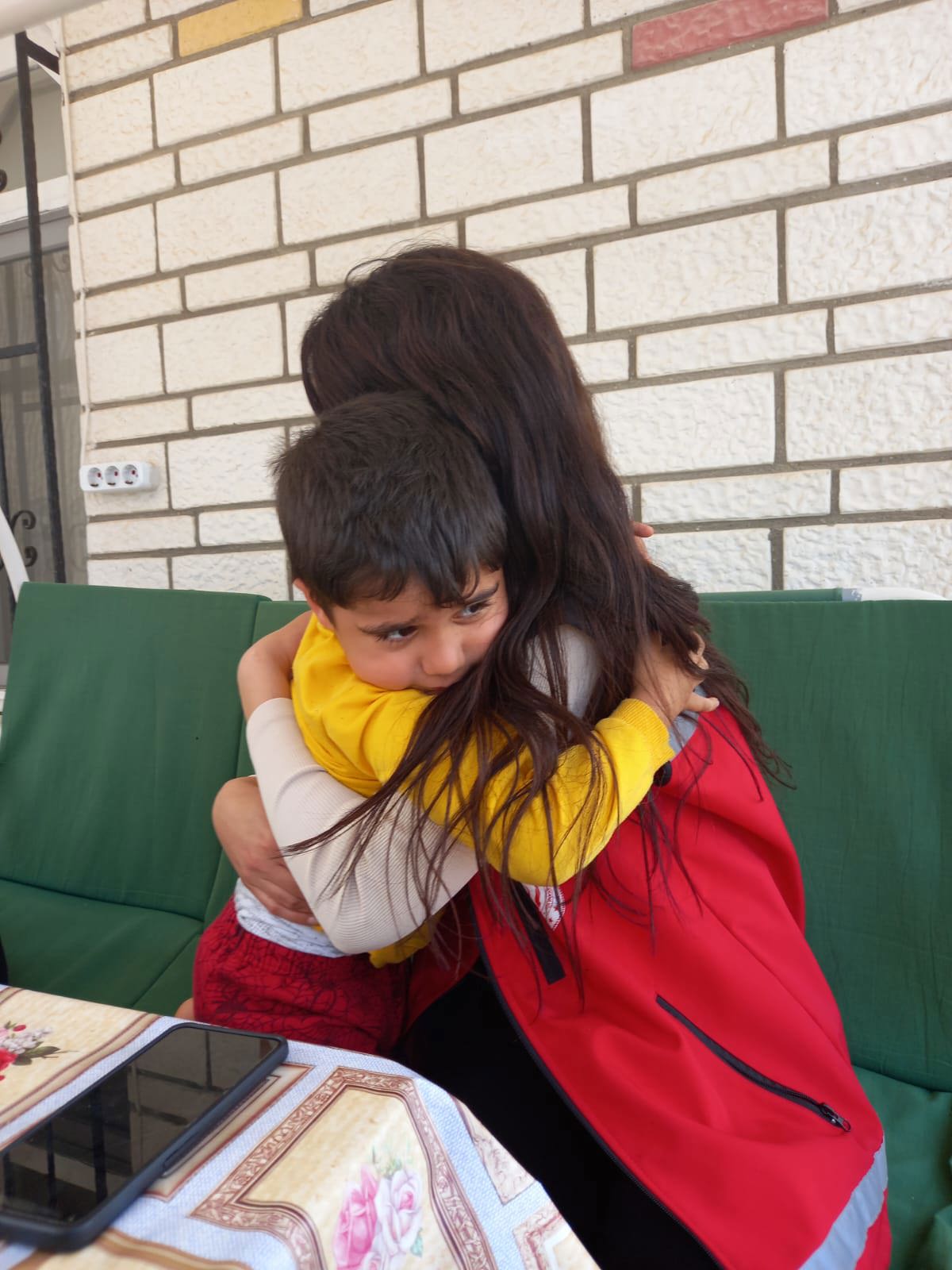 Depremin yaralarını sarmak amacıyla #PsikoSosyalDestek ekiplerimizle geleceğimizin teminatı olan çocuklarımızın bu zorlu süreci daha kolay atlatabilmeleri için tüm gücümüzle ve enerjimizle çalışıyoruz. - fotoğraf 4