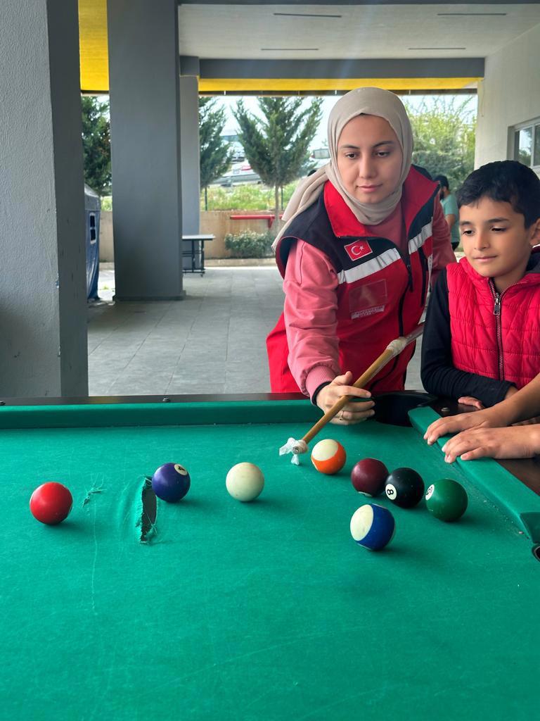 Depremden etkilenen çocuklarımızın psikolojik ve sosyal olarak güçlenmelerine yönelik çalışmalarımıza aralıksız devam ediyoruz. Onların yüzündeki tek bir gülümseme dünyalara bedel...   📍 Mersin KYK  - fotoğraf 2