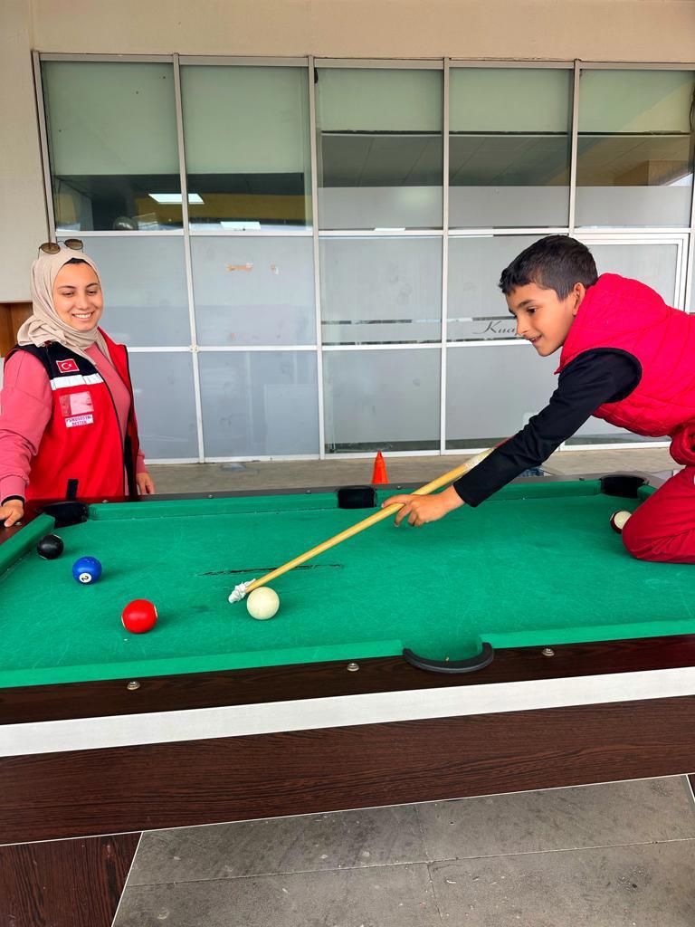 Depremden etkilenen çocuklarımızın psikolojik ve sosyal olarak güçlenmelerine yönelik çalışmalarımıza aralıksız devam ediyoruz. Onların yüzündeki tek bir gülümseme dünyalara bedel...   📍 Mersin KYK  - fotoğraf 4