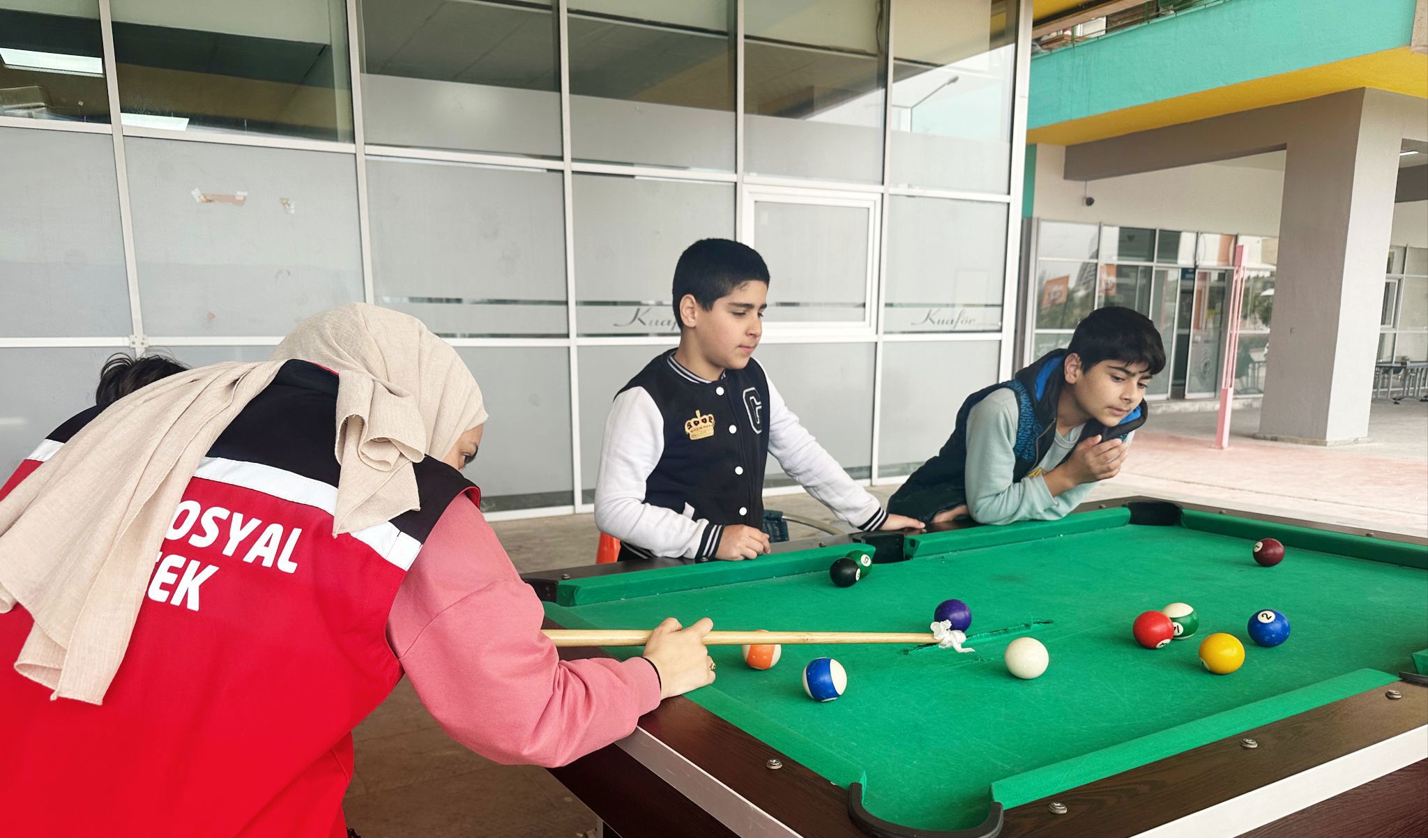 Depremden etkilenen çocuklarımızın psikolojik ve sosyal olarak güçlenmelerine yönelik çalışmalarımıza aralıksız devam ediyoruz. Onların yüzündeki tek bir gülümseme dünyalara bedel...   📍 Mersin KYK  - fotoğraf 1