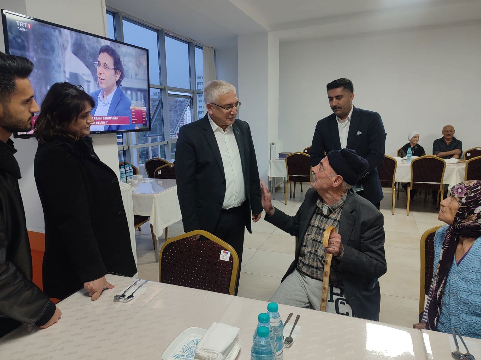 Ramazan ayının bereketini yaşadığımız bu akşamda, Mezitli ilçe kaymakamımız #MersinGündüzlüBakımVeAktifYaşamMerkezi'mizde kıymetli büyüklerimizin iftar programında konuğu oldu.  - fotoğraf 3