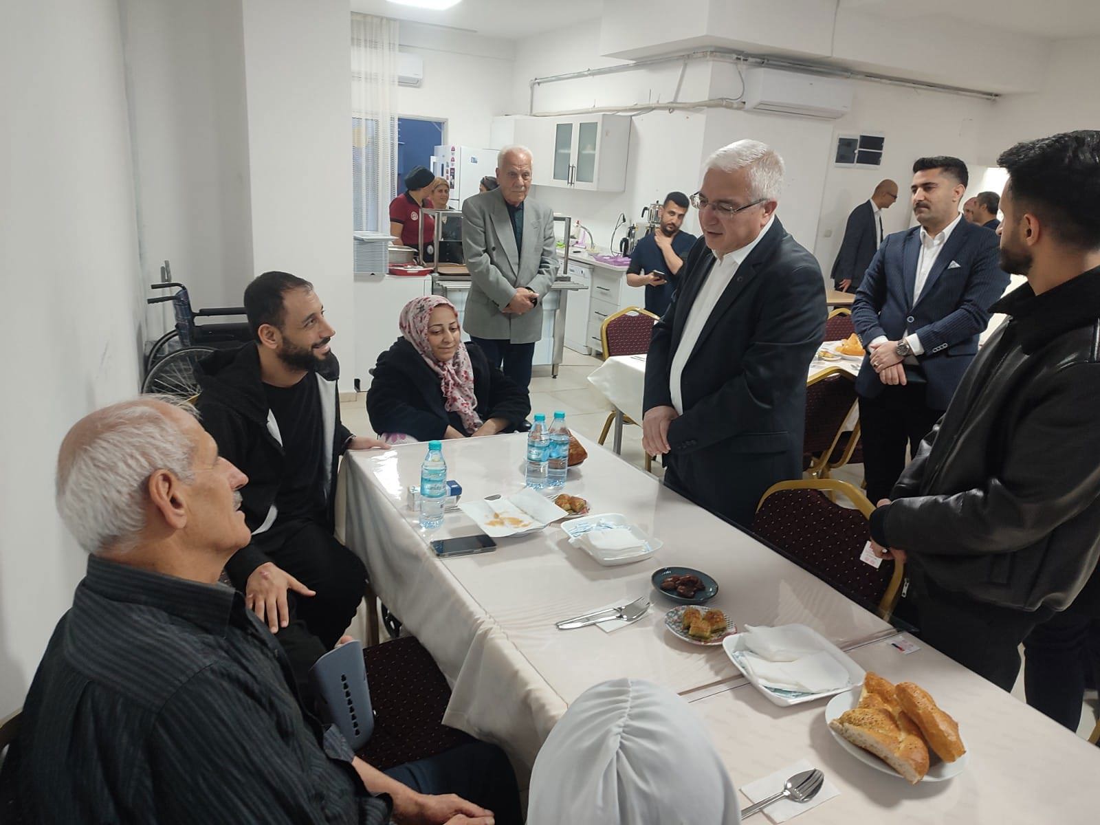 Ramazan ayının bereketini yaşadığımız bu akşamda, Mezitli ilçe kaymakamımız #MersinGündüzlüBakımVeAktifYaşamMerkezi'mizde kıymetli büyüklerimizin iftar programında konuğu oldu.  - fotoğraf 2