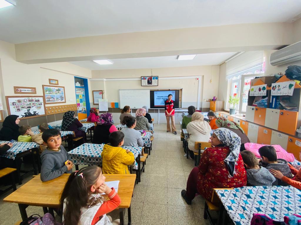 #Toroslar ilçemiz Halkkent İlkokulu velilerine yönelik "Travma Sonrası Stres Bozukluğu ve Baş Etme Yöntemleri,Yas Sürecinde Yetişkin ve Çocuk,Etkili ve Yetkin Ebeveynlik"konularında eğitim düzenlenmiştir.  - fotoğraf 1