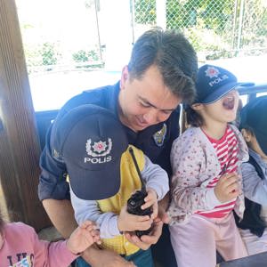 Güvenlik ve asayişi sağlamak için gecesini gündüzüne katan kahraman polislerimizden dünyanın en değerli varlıkları çocuklarımıza anlamlı ziyaret... - fotoğraf 1