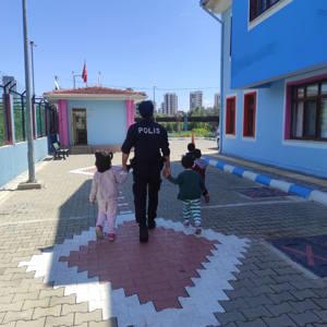 Güvenlik ve asayişi sağlamak için gecesini gündüzüne katan kahraman polislerimizden dünyanın en değerli varlıkları çocuklarımıza anlamlı ziyaret... - fotoğraf 2