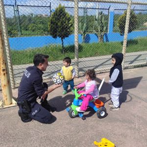 Güvenlik ve asayişi sağlamak için gecesini gündüzüne katan kahraman polislerimizden dünyanın en değerli varlıkları çocuklarımıza anlamlı ziyaret... - fotoğraf 4