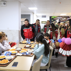 İftarda KYK yurtlarında misafirimiz olan, depremzede ailelerimizle bir aradaydık. - fotoğraf 1