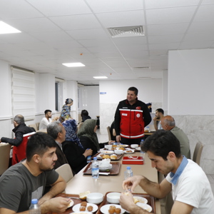 İftarda KYK yurtlarında misafirimiz olan, depremzede ailelerimizle bir aradaydık. - fotoğraf 4