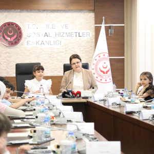 Aile ve Sosyal Hizmetler Bakanımız Derya Yanık Koltuğunu 10 Yaşındaki Depremzede Havva'ya Devretti - fotoğraf 1