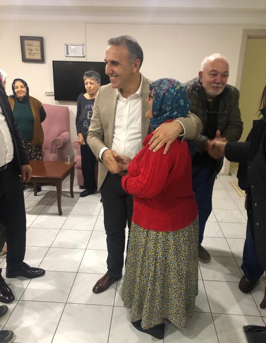 Ramazan ayının huzurunu doyasıya hissettiğimiz bereketli iftar sofrasında,il müdürümüzün katılımıyla geleceğimize ışık tutan asırlık çınarlarımızla bir araya geldik.  - fotoğraf 3