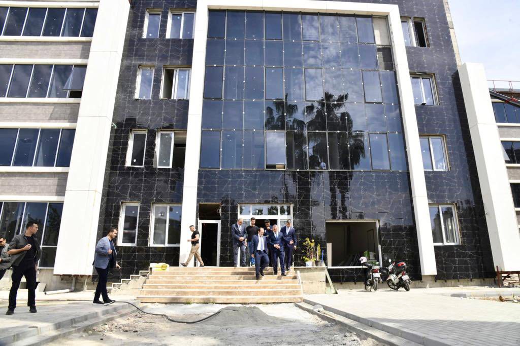 #Akdeniz İlçemizde inşaatı tamamlanma aşamasına gelen İl Müdürlüğümüz ve Akdeniz Sosyal Hizmet Merkezimizin binasını ziyarete gelen Valimiz Sn.Ali Hamza Pehlivan'a bilgi verdik.#Akdeniz İlçemizde inşaatı tamamlanma aşamasına gelen İl Müdürlüğümüz ve Akdeniz Sosyal Hizmet Merkezimizin binasını ziyarete gelen Valimiz Sn.Ali Hamza Pehlivan'a bilgi verdik. - fotoğraf 1