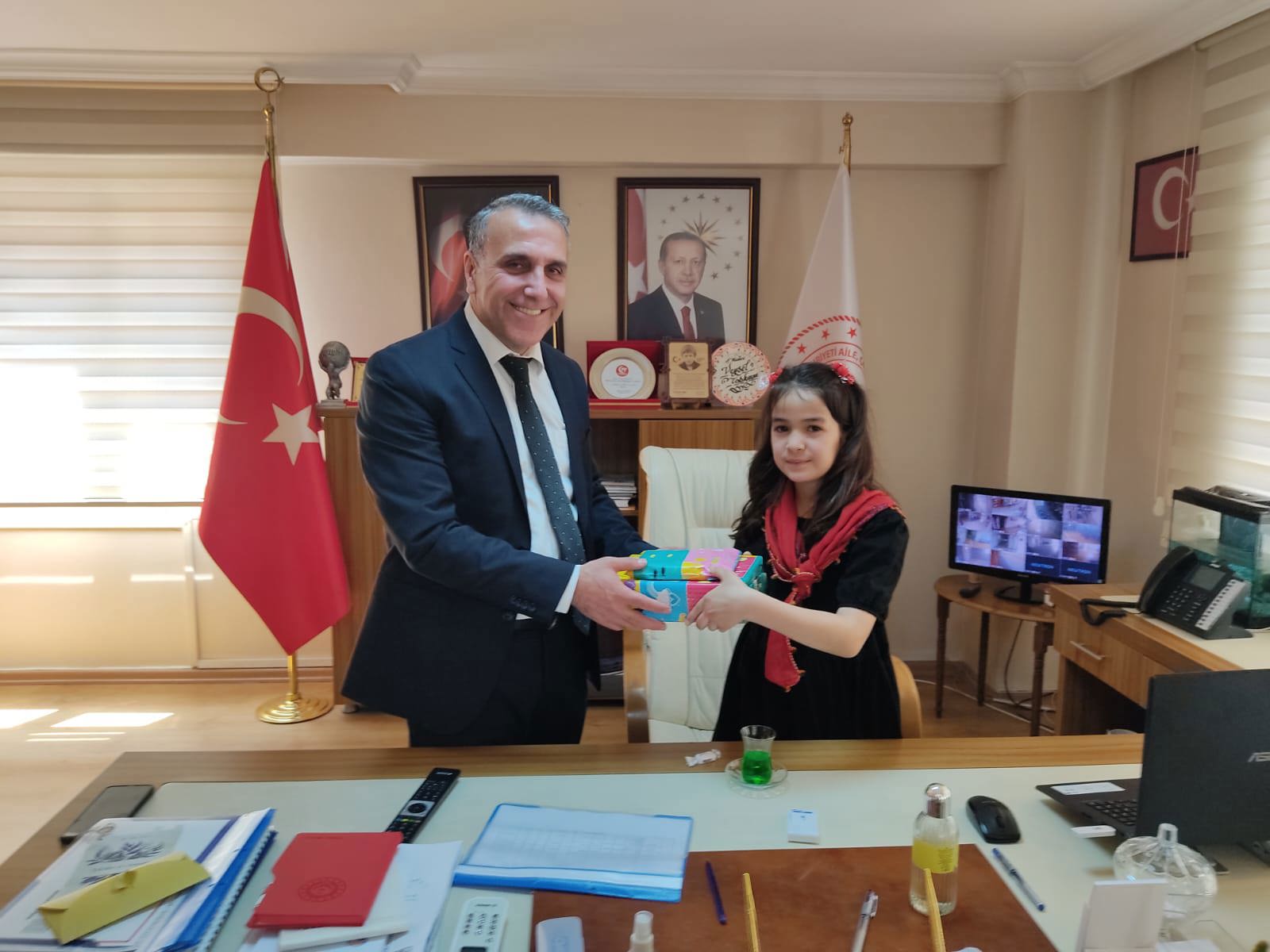 Müdürümüz Elif Sare Kurt makamlarına oturdular ve bize ilk talimatlarını verdiler. Geleceğimizin Teminatı Çocuklarımız.  - fotoğraf 1