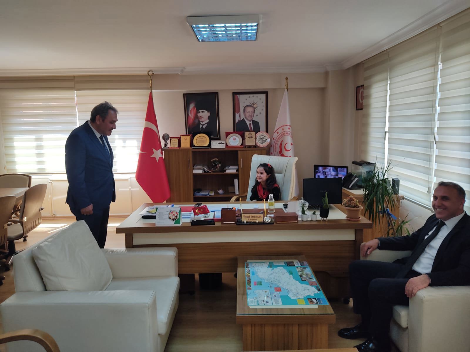  Müdürümüz Elif Sare Kurt makamlarına oturdular ve bize ilk talimatlarını verdiler. Geleceğimizin Teminatı Çocuklarımız.  - fotoğraf 2