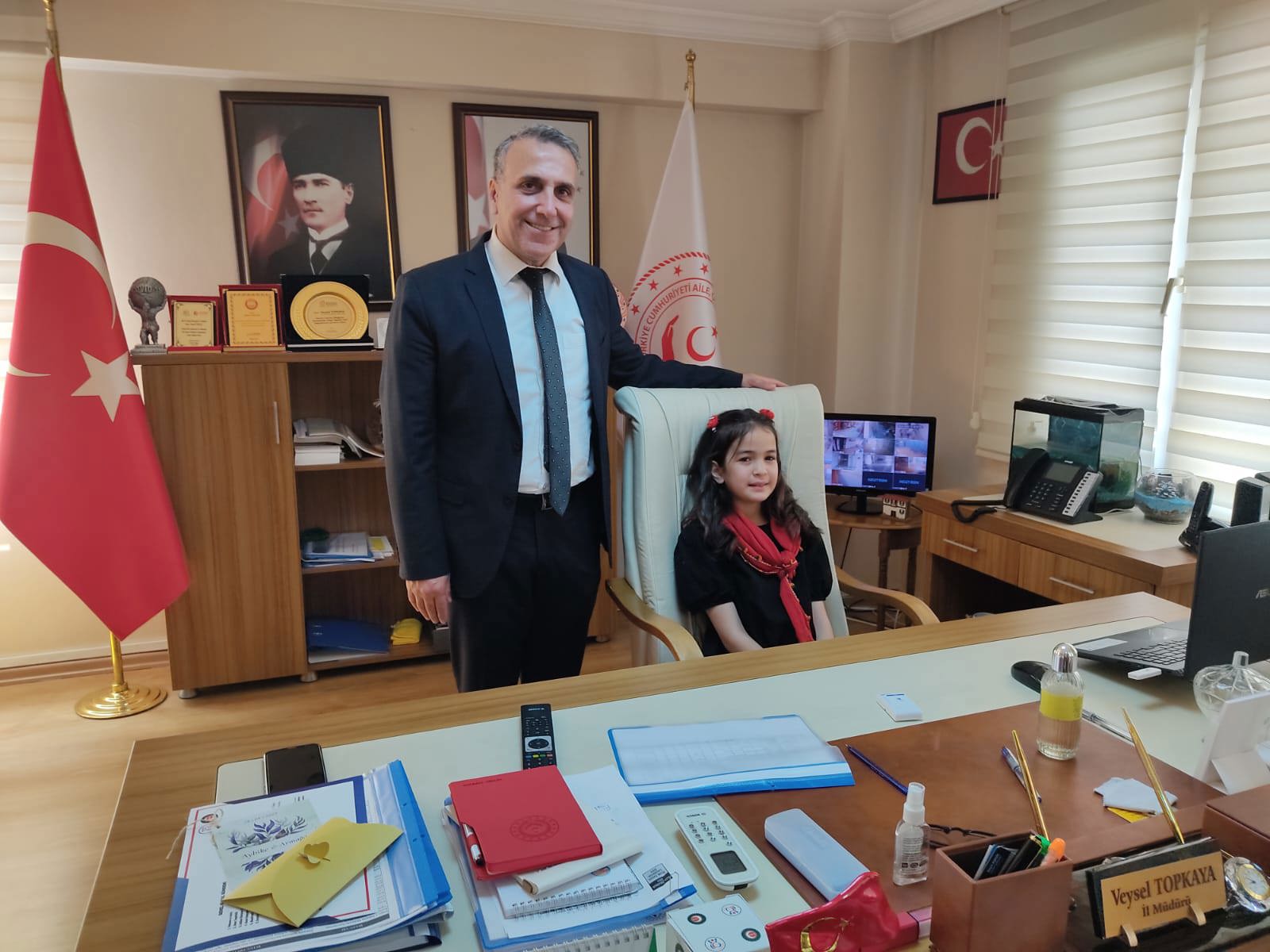  Müdürümüz Elif Sare Kurt makamlarına oturdular ve bize ilk talimatlarını verdiler. Geleceğimizin Teminatı Çocuklarımız.  - fotoğraf 3