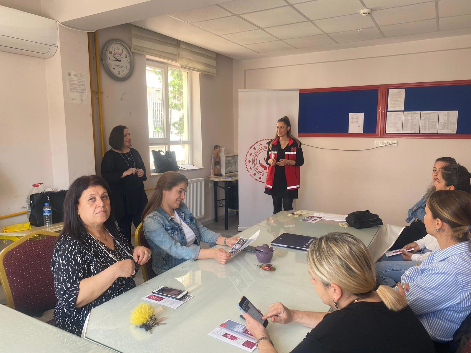 #YenişehirSHM, Bahçelievler İlkokulu Öğretmenlerine yönelik ''6284 Sayılı Kanun, Kadına Yönelik Şiddet ile Erken Yaşta ve Zorla Evlilikle Mücadele''konulu  eğitimler vererek #KADES mobil uygulama bilgilendirmesi yapmıştır. - fotoğraf 2