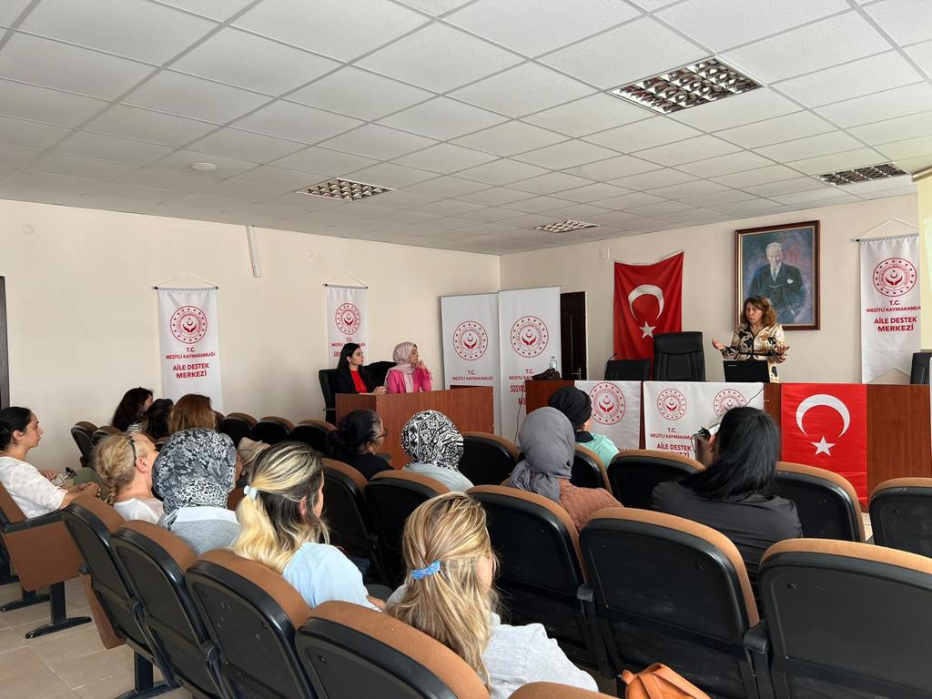 #MezitliSHM, İlçede bulunan ADEM ve SODAM merkezlerindeki kursiyerlere''Aile,Yaşam Becerileri ile Kadın ve İnternet'' konularında eğitim vermiştir.  - fotoğraf 1