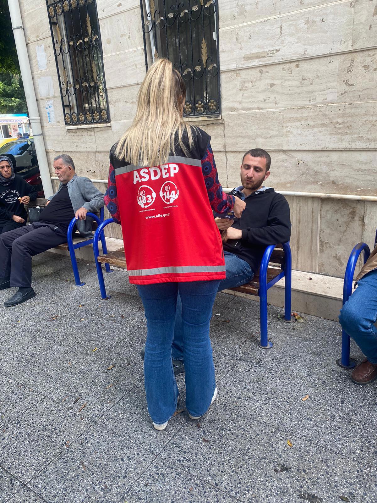#Yenişehir İlçemizde cuma namazı çıkışında erkek vatandaşlarımıza,farkındalık yaratmak amacıyla #KadınaElKalkamaz mottolu broşür dağıttık.   📍Mersin Muğdat Cami  - fotoğraf 1