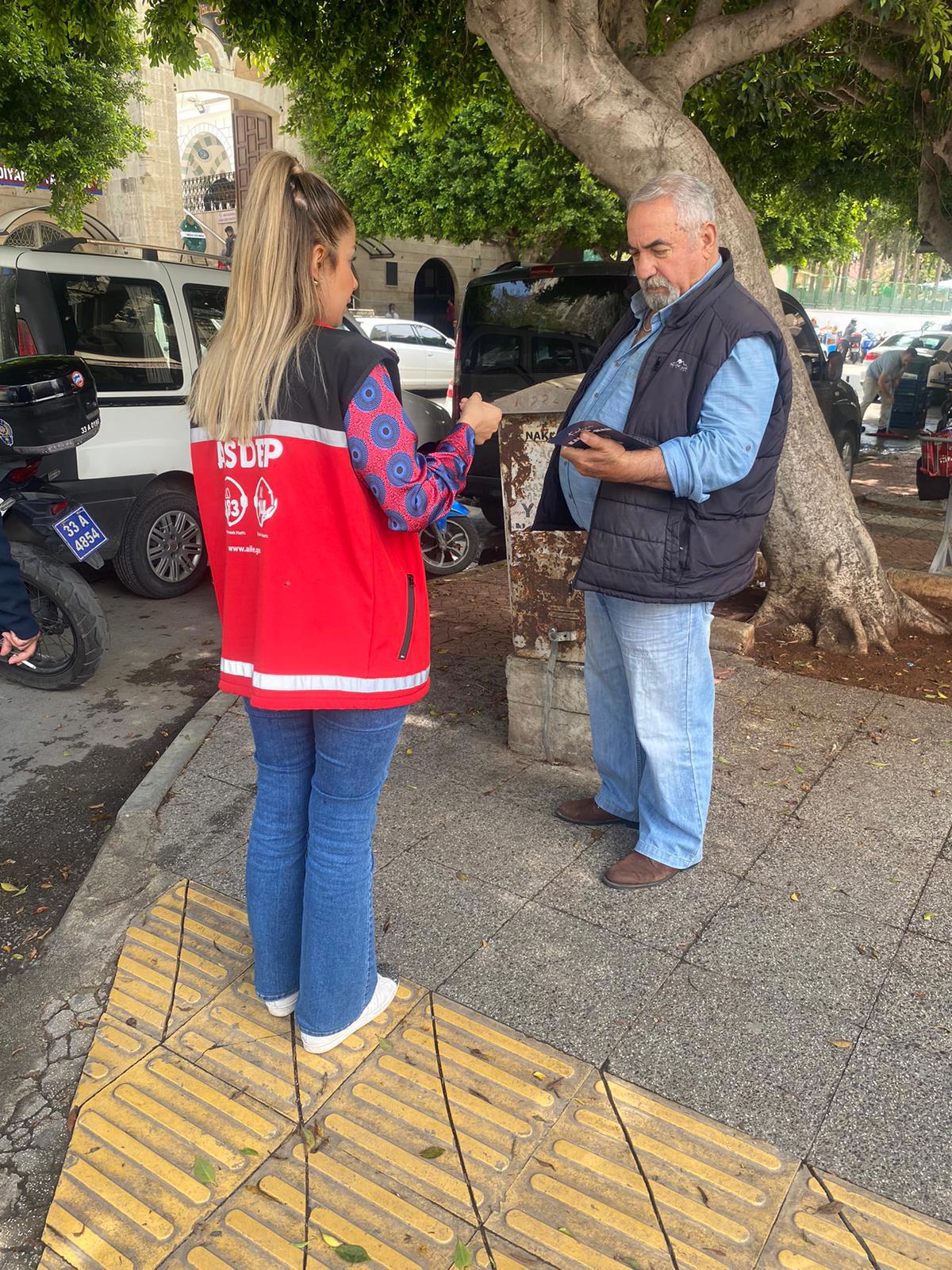#Yenişehir İlçemizde cuma namazı çıkışında erkek vatandaşlarımıza,farkındalık yaratmak amacıyla #KadınaElKalkamaz mottolu broşür dağıttık.   📍Mersin Muğdat Cami  - fotoğraf 2