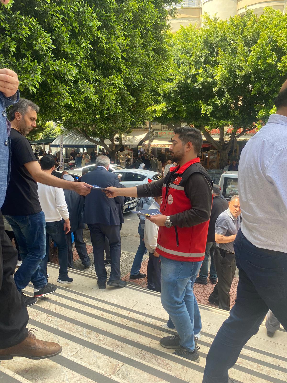#Yenişehir İlçemizde cuma namazı çıkışında erkek vatandaşlarımıza,farkındalık yaratmak amacıyla #KadınaElKalkamaz mottolu broşür dağıttık.   📍Mersin Muğdat Cami  - fotoğraf 4