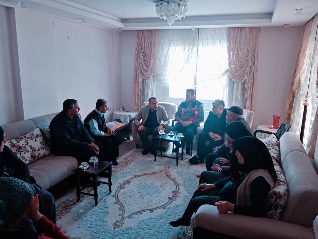 Mersin Sanayi Sitesi'nde çıkan yangında göçük altında kalarak hayatını kaybeden itfaiye eri Nazmi Çelikkaya'nın kıymetli ailesini ziyaret ettik. Kahraman itfaiye erimize Allah'tan rahmet,ailemize sabır diliyoruz.  - fotoğraf 1