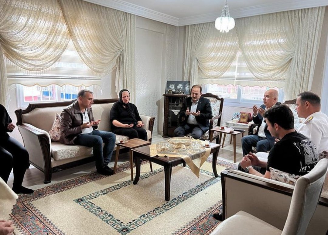 Kahraman şehidimiz http://J.Kom.Er Hüseyin Özdemir'in vefat eden babası Hıdır Özdemir için şehidimizin kıymetli ailesine Valimiz Sn.Ali Hamza Pehlivan ile başsağlığı diledik. Mekanı cennet olsun.  - fotoğraf 1