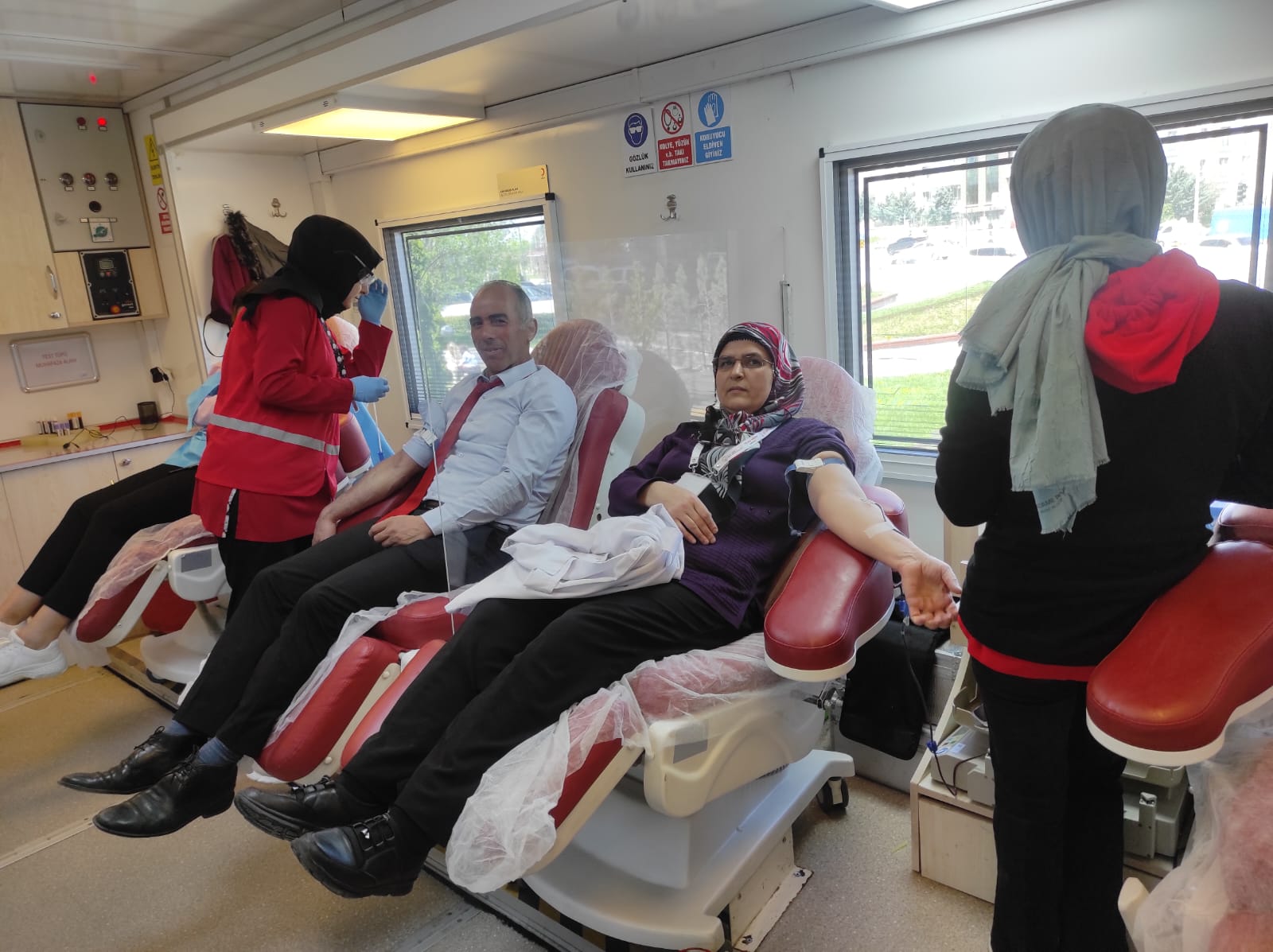 Son birkaç yıldır dünyada yaşanan COVİD 19 pandemisi ile Ülkemizde yaşanan ve yüzyılın felaketi olarak nitelendirilen 06 Şubat 2023 depremlerinin olumsuz etkisiyle artan kan ihtiyacının karşılanması amacıyla 03.05.2023 tarihinde Bakanlığımız merkez teşkilatı hizmet binası önünde Türk Kızılay’ı Kan Bağışı Etkinliği düzenlenmiştir.