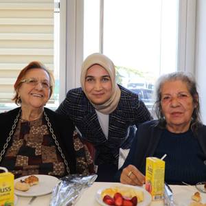 Sayın Valimiz Doç. Dr. Kübra Güran Yiğitbaşı, 'Fidanlar Çınarlarla Buluşuyor' etkinliğine katılarak yaşlılarımız ile bir araya geldi. - fotoğraf 3