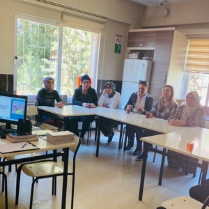 #ToroslarSHM,Kız İlk Kabul Müdahale ve Değerlendirme Birimi personeline''Öfke ile Baş Etme Yöntemleri, Etkili İletişim ve Problem Çözme Becerileri'' konularında eğitim verdi. - fotoğraf 2
