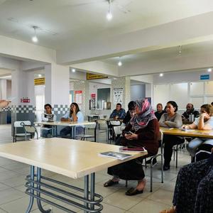 #ToroslarSHM, Çağdaşkent Anadolu Lisesi Pansiyonunda kalan afetzede ailelerimize ''Travma Sonrası Stres Bozukluğu,İlk Yardımın Temelleri, Problem Çözme Becerisi'' konularında eğitim verdi. - fotoğraf 1