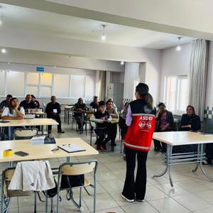 #ToroslarSHM, Çağdaşkent Anadolu Lisesi Pansiyonunda kalan afetzede ailelerimize ''Travma Sonrası Stres Bozukluğu,İlk Yardımın Temelleri, Problem Çözme Becerisi'' konularında eğitim verdi. - fotoğraf 2