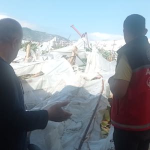 #Anamur ilçemizde meydana gelen yoğun fırtınadan etkilenen vatandaşlarımıza yönelik #KırmızıYelekliler'imizin saha çalışmaları devam ediyor.#Anamur ilçemizde meydana gelen yoğun fırtınadan etkilenen vatandaşlarımıza yönelik #KırmızıYelekliler'imizin saha çalışmaları devam ediyor. - fotoğraf 1