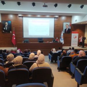 İl Göç Müdürlüğü tarafından düzenlenen programda yabancı uyruklu kadın vatandaşlara tercüman eşliğinde "Kadına Yönelik Şiddetle Mücadele"yi anlattık.  - fotoğraf 1