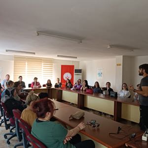 İl Emniyet Müdürlüğü tarafından #ŞÖNİM'lerimiz ile Kadın Konuk Evlerimiz idareci ve personellerine  ''Terörle Mücadele'' konulu eğitim düzenlenmiştir. - fotoğraf 1
