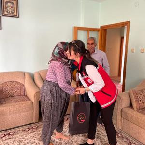 Önlerinde saygı ile eğildiğimiz,ellerine sarıldığımız,şehidini,yavrusunu'Vatan Sağolsun' diyerek karşılayan şehitlerimizin bizlere emaneti kıymetli şehit annelerimizi ziyaret etmeye devam ediyoruz.  - fotoğraf 2