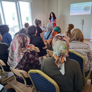 #AkdenizSHM, Aile Destek Merkezi'miz kursiyerlerine "Mahremiyet Eğitimi, Erken Yaşta Zorla Evlilikle ve Kadına Yönelik Şiddetle Mücadele'' konularında eğitim düzenlemiştir. - fotoğraf 1