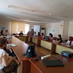 İl Müdürlüğümüz Kadın Hizmetleri Birimimiz tarafından Mersin ŞÖNİM, Silifke ŞÖNİM ve Kadın Konukevleri idareci ve sosyal servisleri iş ve işleyişleri koordinasyon toplantısı düzenlendi.   #BuİldeİkiŞÖNİMvar - fotoğraf 1