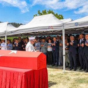 Şırnak Bestler Dereler Bölgesi’nde bölücü terör örgütü mensuplarıyla girilen çatışmada Şehit olan kahraman J.Uzm.Çvş.Serkan Ölmez'i #Çamlıyayla İlçemizde dualarla ebediyete uğurladık.  Aziz Şehidimize Allah’tan rahmet,ailemize sabır diliyoruz.🇹🇷 - fotoğraf 1