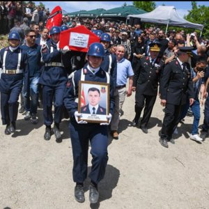 Şırnak Bestler Dereler Bölgesi’nde bölücü terör örgütü mensuplarıyla girilen çatışmada Şehit olan kahraman J.Uzm.Çvş.Serkan Ölmez'i #Çamlıyayla İlçemizde dualarla ebediyete uğurladık.  Aziz Şehidimize Allah’tan rahmet,ailemize sabır diliyoruz.🇹🇷 - fotoğraf 3